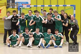 ausgelassener Jubel über den Hessenmeister Titel und Pokal bei der Handball A-Jugend JSG Dreiburgenstadt Felsberg ( © HEN-FOTO )