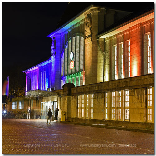 Farbenspiel am Hauptbahnhof in Darmstadt (copyright HEN-FOTO/Peter Henrich)