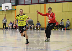 Gegen die HSG Bieberau-Modau II vereitelt Torwart 85 Julius Gehring (re) zahlreiche Torchancen (©HEN-FOTO) 