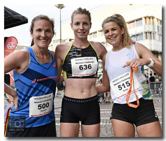 Die drei schnellsten Damen in der Women' s Challenge des Darmstädter Stadtlaufes 2022 (© HEN-FOTO)