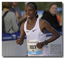 Weitere Sportfotos vom Frankfurt Marathon 2022 auch im Zieleinlauf von der schnellsten Frau Siegerin Gewinnerin SELLY KAPTICH (KEN) F2 in meiner Fotogalerie (Foto: Peter Henrich)