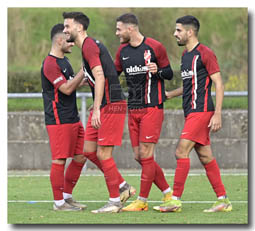 Viermal konnte Rot-Weiss Darmstadt im Fussball Spiel der Verbandsliga Süd gegen SV Münster (4:3) jubeln und sich drei Punkte sichern! ©HEN-FOTO