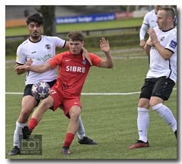 Steinbach gewinnt (3:0) bei Viktoria Griesheim und gibt die rote Laterne in der Fussball-HEssenliga ab - mehr Sportfotos in meiner Bildergalerie HEN-FOTO