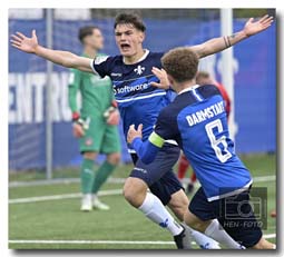 Zum 1:0 trifft Mike Borger (11) in er Bundesliga gegen Heidenheim ( Fotogalerie HEN-FOTO )