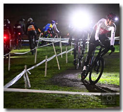 Crossrennen im Winter bei ca. plus 4 Grad bei schwachem Flutlicht und hellen LED-Fahrradlampen mit Gastfahrer Max Walscheid (weitere Impressionen in meiner Fotogalerie HEN-FOTO)