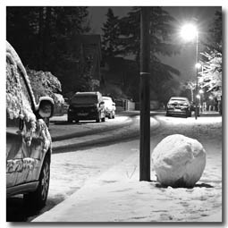 Mehrere Zentimeter Neuschnee in Südhessen reichen sogar für eine XXL-Schneekugel (© HEN-FOTO)