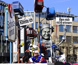 Viele Motivwagen wie hier zum Thema Doppelwumms reihten sich in den Meenzer Fastnachtszug ein (©HEN-FOTO)