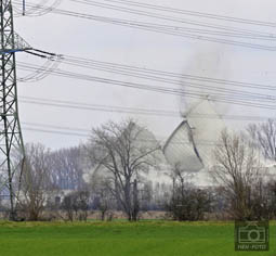 Kontrollierter Einsturz des zweiten Kühlturmes des AKW Biblis (©HEN-FOTO)