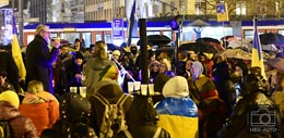 24.02.2023 Kundgebung wieder bei Regen auf dem Luisenplatz mit Oberbürgermeister Jochen Partsch  anläßlich Jahrestag des Beginns des Angriffskrieges Rußlands mit Einmarsch in die Ukraine ©HEN-FOTO)