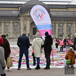 Beeindruckende Kunstaktion gegen Gewalt an Frauen in Darmstadt auf dem Friedensplatz © HEN-FOTO