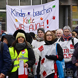 Vom DGB-Gewerkschaftshaus laufen zahlreiche Teilnehmerinnen und Teilnehmer auf der Rheinstraße in Richtung Innenstadt / Luisenplatz zur Kundgebung für 10,5% mehr Geld Lohn für KITA-Mitarbeiter initiiert von VER.DI Gewerkschaft / © HEN-FOTO