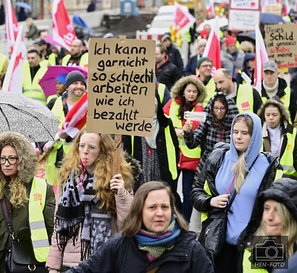 Applaus reicht nicht als Zahlungsmittel - Grossstreik zu Beginn der Tarifverhandlungen im öffentlichen Dienst (©HEN-FOTO)