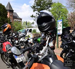 Biker Gottesdienst in Niedergründau zieht viele Zweiradfahrer an