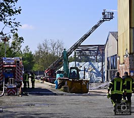 Brennene gepresste Papierballen in Papierfabrik in Darmstadt-Eberstadt ( © HEN-FOTO )