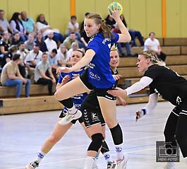 Handball Frauen Landesliga Süd zwischen TSV Pfungstadt - HSG Odenwald Sprungwurf Bild Mitte die Pfungstädterin Lena Hanst ( © HEN-FOTO )