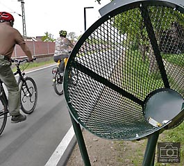 Für Radler abgeschräge Müllkörbe zum leichteren Befüllen während der Fahrt ( © HEN-FOTO )