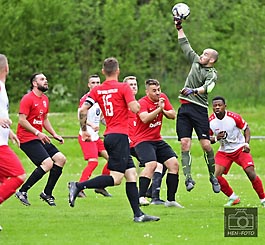 Im Fußballspiel zwischen SG Modau - TSV Wolfskehlen (3:1) verhindert hier mit Faustabwehr Torwart Tim Niklas Fuchs eine höhere Niederlage ( © HEN-FOTO )