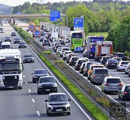 Stau an der Ausfahrt Pfungstadt und in Darmstadt wegen Sperrung des Darmstädter Kreuzes aufgrund Brückenarbeiten ( © HEN-FOTO )