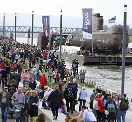 Zwischenhalt des ausgemusterten U-Bootes U17 in Mainz auf dem Weg in den Naturhafen in Speyer und dann ins Technik-Museum Sinsheim ( © HEN-FOTO )