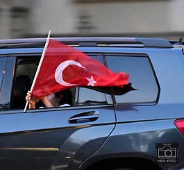 Lange Warteschlangen vor dem türkischen Konsulat in Frankfurt (Main) zur Stichwahl ( © HEN-FOTO )