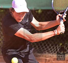 siegreich bei den Bezirksmeisterschaften auf Tennisanlage TEC Darmstadt im Halbfinale Herren Einzel ist Oskar Stuchnik TEC Darmstadt ( © HEN-FOTO )