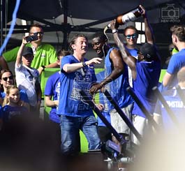 Bierdusche für Patric Pfeiffer von Brandon Manu zum Abschied auf der Aufstiegsfeier Karolinenplatz Darmstadt ( © HEN-FOTO )