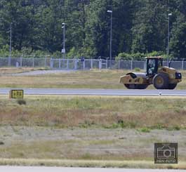 Landebahn wegen Reifenschäden an gelandete Flugzeugen gesperrt ( © HEN-FOTO )