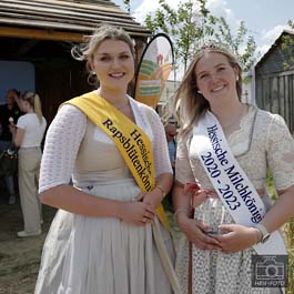 Auf dem Festgelände Gambrinus mit zwei Königinnen - Hessische Rapsblütenkönigin Leonie Mäser und die Hessische Milchkönigin Anne Schmauch ( © HEN-FOTO )