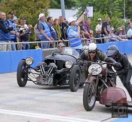 Rennspaß auf dem Velodrom in Darmstadt mit Threeweeler und anderen Oldtimern ( © HEN-FOTO )