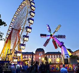 Fahrgeschäfte auf dem MArktplatz am letzten Tag des 73. Heinerfestes (© HEN-FOTO )