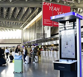 Zur Information von Fluggästen gibt es in den Hallen von Terminal 1 neue Info Gates ( © HEN-FOTO )