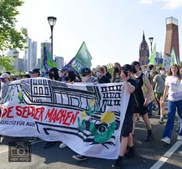 Friday for Future will sofort die Verkehrswende auf der Demo in Frankfurt / M. ( © HEN-FOTO )