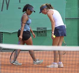 Strittiger Ballabdruck bei dem Tennis Juniorinnen U18 Match in der Hessenliga zwischen TEC Darmstadt und TC Schwalbach (3:6) ( © HEN-FOTO )