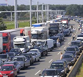 Ca. 7 km Stau mit Rettungsgasse auf der vierspurigen Autobahn A5 zwischen Langen und Weiterstadt aufgrund eines brennenden LKW ( © HEN-FOTO )