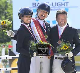 Hessische Meisterschaften Dressurreiten Platz 1 Siegerin Anja Plönzke auf Tannenhofs Fahrenheit von Wiesbadener RFC (1. / Mitte) Jula Mayer RFV Modautal (2. / links) Nuno Jose Avelar von RFV Neu-Isenburg (3. / rechts) ( © HEN-FOTO )