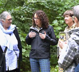 Angela Dorn besucht in Darmstadt den Waldkunstpfad ( © HEN-FOTO )