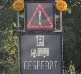 Der Parkplatz der Rastanlage Gräfenhausen-West ist wegen streikender LKW-Fahrer überfüllt und gesperrt ( © HEN-FOTO )