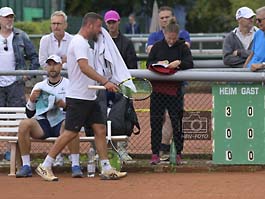 Tennis Hessenliga Herren (6er) TEC Darmstadt - TC Steinbach (8:1) v. li. Daniel Lustig (Darmstadt) führt 3:0 - Goran Tufekcic (Steinbach) ( © HEN-FOTO )