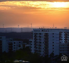 Blick von Darmstadt-West zeigt Sonnenuntergang über Griesheim und Rheiland-Pfalz ( © HEN-FOTO )