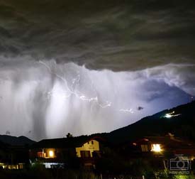 Berchtesgaden leuchtet durch angestrahlte Fassaden und späterer zahlreiche Blitze ( © HEN-FOTO )