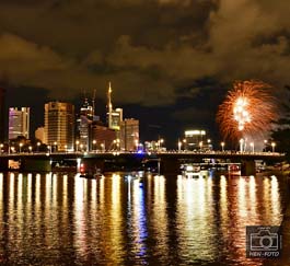 Museumsuferfest in Frankfurt endet mit Höhenfeuerwerk vom Main aus und begeistert am Sonntag Abend tausende Besucher:innen ( © HEN-FOTO )