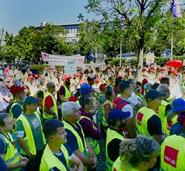 Protest Kundgebung von Beschäftigten der hessischen Filialen von Adler Moden Esprit Galeria Karstadt Kaufhof H&M Hennes & Mauritz IKEA Kaufland Parfümerie Douglas Primark REWE PENNY TK Maxx Zara währende der 5. Tarifverhandlung Einzelhandel Versandhandel in Raunheim / Hessen im NH Hotel Frankfurt Airport West für mehr Wertschätzung ( © HEN-FOTO )