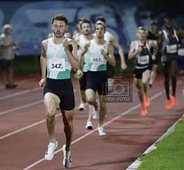 Beim beliebten Pfungstädter Abendsportfest im Leichtathletik Stadion des TSV Pfungstadt gab es nach Jahrzehnten einen Lauf über eine Meile - mein Foto zeigt den Gewinner kurz vor dem Ziel - George Mills (GB) ( © HEN-FOTO )Foto: Peter Henrich)