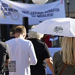 Kundgebung der Gewerkschaft Erziehung und Bildung zum Lehrermangel und Stundenausfall auf dem Marktplatz in Darmstadt und anderen hessischen Städten ( © HENFOTO )