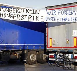 Über acht Wochen warten die osteuropäischen LKW Fahrer auf ihren niedrigen Lohn und treten in Hungerstreik ( © HEN-FOTO )