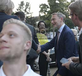Mit fast 30-minütiger Verspätung traf Bundesfinanzminister Christian Lindner in Darmstadt zur Landtagswahlkampfveranstaltung ein und war beliebtes Selfie-Motiv ( © HEN-FOTO )