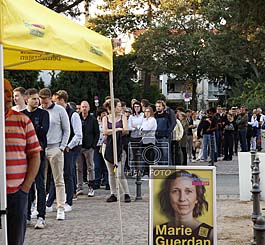 Lange Schlange wartender Menschen vor dem Orangeriegebäude in Darmstadt für den erwarteten Gast Christian Lindner ( © HEN-FOTO )