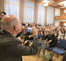 Gregor Gysi fotografiert als Erinnerung mit seinem Handy die Teilnehmer der Wahlveranstaltung in Darmstadt ( © HEN-FOTO )
