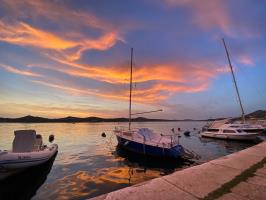 Beindruckender Sonnenuntergang im Hafen von Sibenik in Kroatien ( copyright HEN-FOTO)