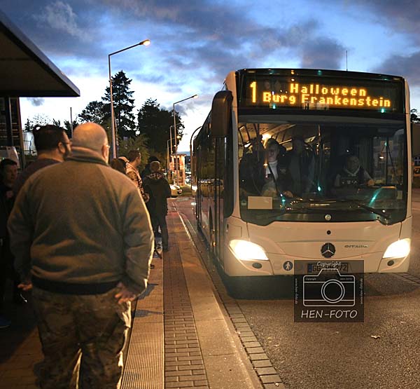 Auch am zweiten Wochenende hatten die Bus-Sonderfahrten die Burg Frankenstein mit dem Halloween - Spektakel zum Ziel ( © HEN-FOTO )